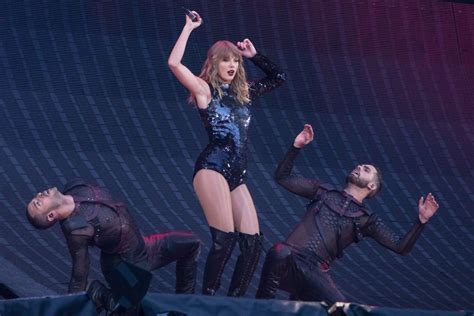 Taylor Swift Performming On Her Reputation World Tour In Manchester • Celebmafia