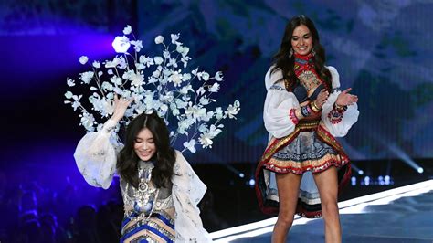 How A Model Fell At The 2017 Victorias Secret Show — And Won Vogue