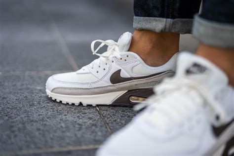 Inspiring the world's athletes, nike delivers innovative products, experiences and services. Nike Air Max 90 White/Baroque Brown-Sail - CW7483-100