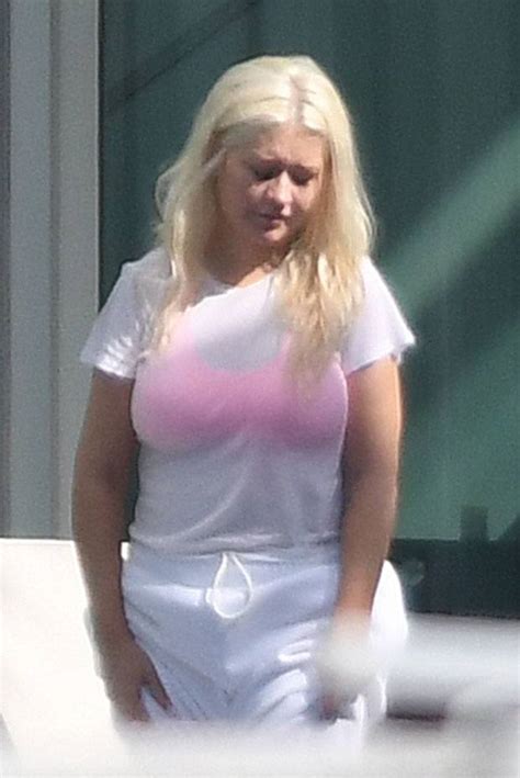 Christina Aguilera Disfruta Un Día De Sol En Miami Con Un Traje De Baño