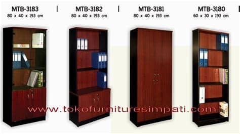 Dinamakan agusto, lemarinya terbuat dari kayu jati kokoh mengilap dan kaca transparan sebagai. Rak Buku - Lemari Arsip, Lemari buku murah
