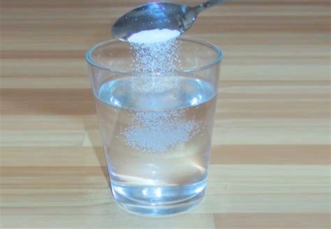 Coloca um copo com sal, vinagre e água em tua casa.