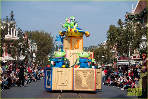 Disney Parks Magical Christmas Day Parade 2019 Hosts And Performers