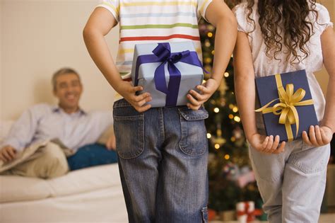 Etiquette for giving, receiving gifts this holiday | WTOP