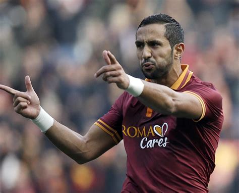 2no dia 15 de julho de 2016, foi anunciado pela juventus, assinando um contrato de empréstimo até de junho de 2017, com opção de compra ao término do mesmo. Roma: Benatia annuncia la sua permanenza in giallorosso ...