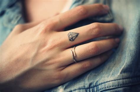 Making a tattoo is a very responsible decision in the life of those that want to have it. 1001 + ideas de diseños de tattoo dedos en más de 70 imagines