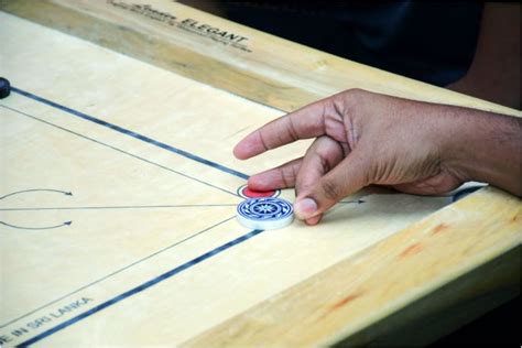 A multiplayer game played between family and friends. Carrom: bordspel uit India