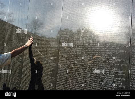Vietnam Memorial wall reflection of sun Stock Photo - Alamy
