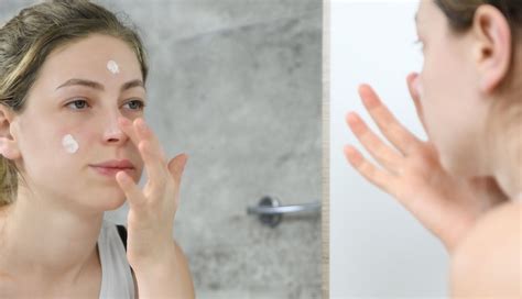 5 Mistakes In Your Skincare That Are Worsening Your Acne