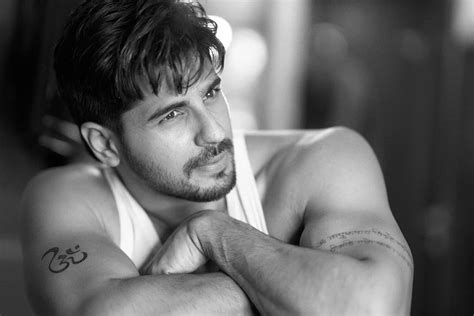 Shirtless Bollywood Men Sidharth Malhotras Sexiness Hitting The Waters With Bikini Clad