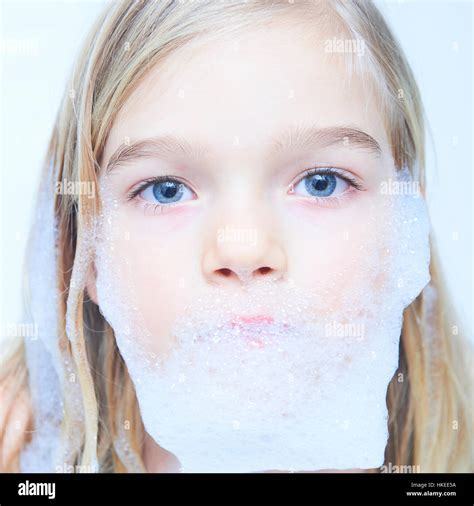 Lustige Kleine Kind Blondes Mädchen In Einem Schaumbad Gefüllt Mit Seifenschaum Stockfotografie