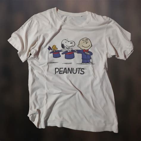 Kaos Uniqlo Peanuts Anime Kartun Second Bekas Fesyen Pria Pakaian Atasan Di Carousell