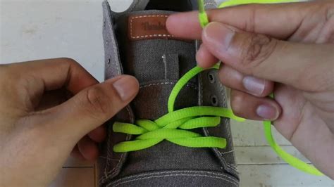 Cara ikat tali kasut sangat banyak dicari oleh semua orang. Cara Ikat Tali Kasut (Bahagian1) - YouTube