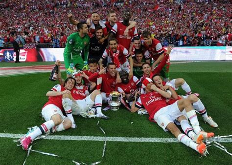 Pic Arsenal Team Celebrating Their Fa Cup Triumph Topsoccer
