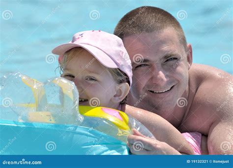 Padre E Hija Felices En Piscina Imagen De Archivo Imagen De Feliz