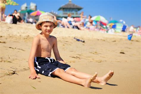 Junge Auf Dem Strand Stockfoto Bild Von Leute Zicklein 8526216