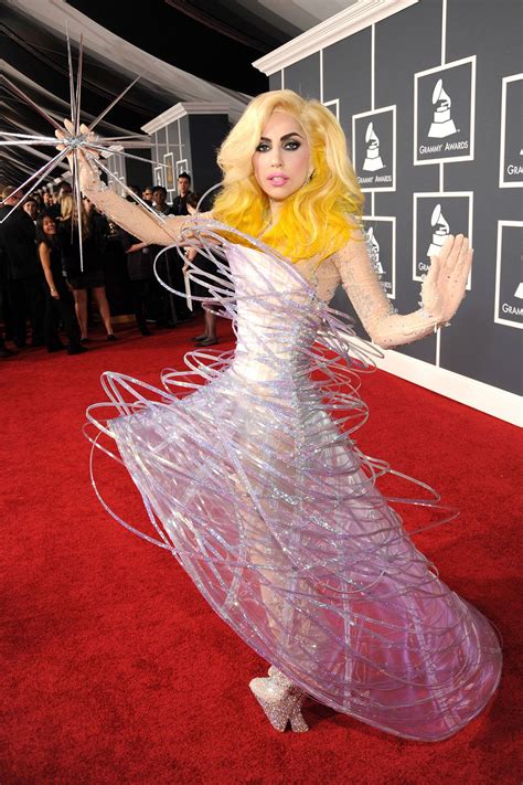 La Moda Que Pasó A La Historia En Los Premios Grammy Lady Gaga