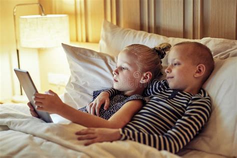 Lach Op Broertje En Zusje Die Videos Bekijken Voor Het Slapen Gaan