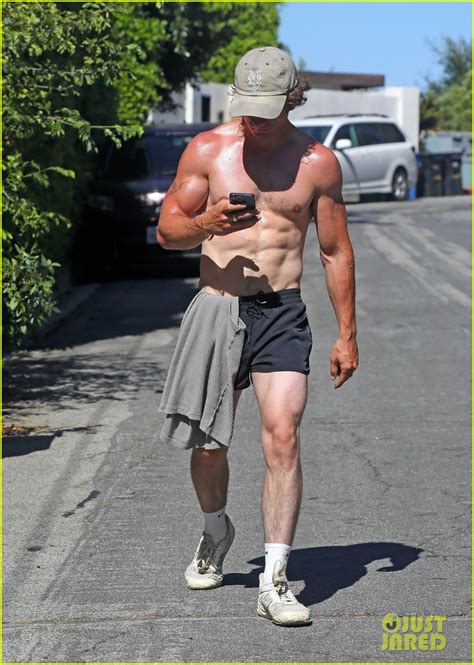 Jeremy Allen White Shows Off His Fit Physique During Shirtless Workout