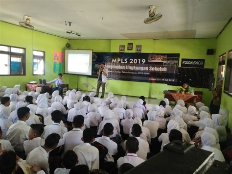 Media / agen sosialisasi kelompok bermain diantara kelompok persahabatan, adakalanya terbentuk suatu kelompok remaja yang dikenal dengan sebutan geng. Sosialisasi Tentang Kesehatan Remaja