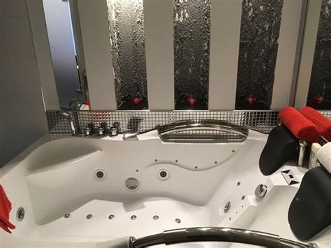 Check out soaking bathtubs available by top brands including streamline, universal tubs and barclay products. DOUBLE JACUZZI BATH - Picture of Komorowski Luxury Guest ...