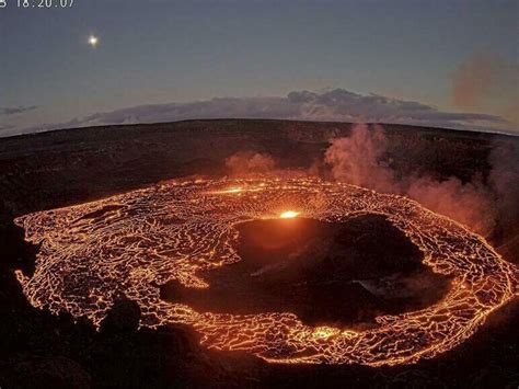 Hawaiis Kilauea Volcano Erupts Again As The Summit Crater Glows Wjct