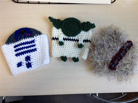 Fits most standard coffee house cups. Star Wars themed crochet coffee cozies. R2D2, Yoda and Chewbacca | Star wars crochet, Crochet ...