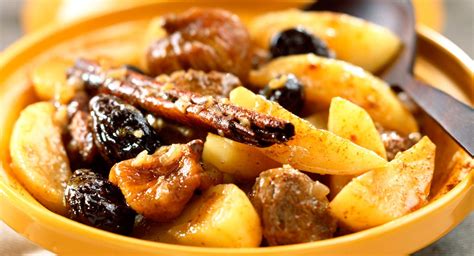 Tajine dagneau aux pommes de terre pruneaux fruits secs et safran