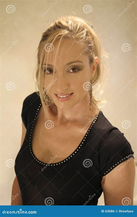 blondine im schwarzen stockfoto bild von erwachsener lächeln 63086