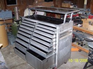 This is my dream do make something beautiful with my hands. Homemade Rolling Tool Chest - HomemadeTools.net