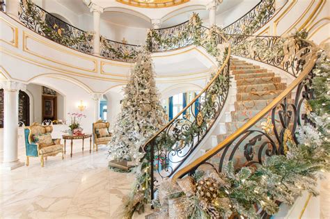 Hey, here i have uploaded worlds best christmas decorations of the houses subscribe to view more videos.hope you million dollar homes decorated with christmas lights in montreal, qc, canada! Inside a River Oaks home with luxe holiday décor