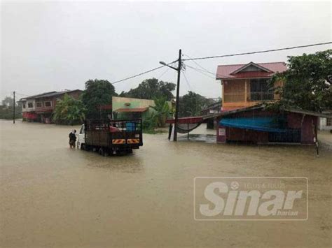 Malaysiakini banjir di kelantan terengganu bertambah buruk. Mangsa banjir di Kelantan melebihi 8,000 orang