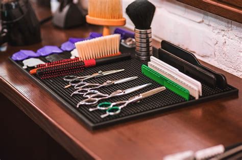 Equipo De Peluquería En Mesa De Madera Foto Gratis