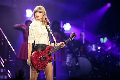 Taylor Swift Kicks Off Red Tour In Omaha Photos Video
