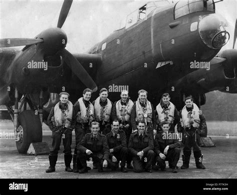 Collectables Lancaster Bomber Keyring World War Two 2 Raf Pilot Royal