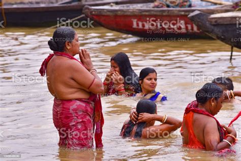 Foto De Índios Tomando Banho E Orando No Rio Ganges Varanasi Índia E Mais Fotos De Stock De