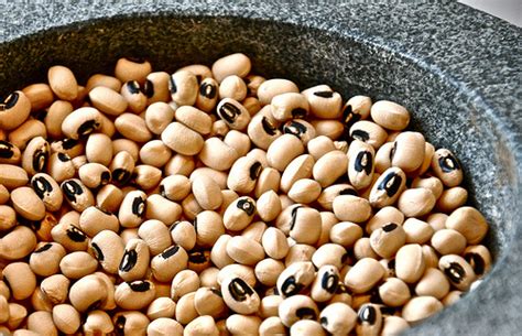 Slow simmered black eyed peas and greens is a great cold weather comfort food that is as healthy as it is delicious! In Season: Black-Eyed Peas | Serious Eats