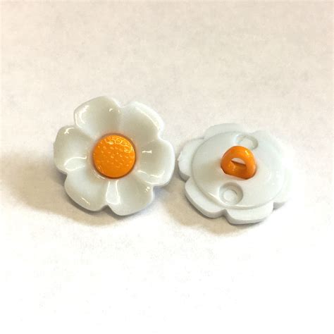 10 18mm 28l And 21mm 34l White Daisy Flower Buttons Etsy Uk