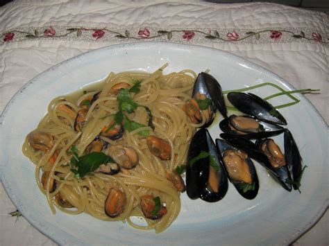 Quando le linguine saranno al dente scolarle e trasferirle nella padella contenente il sughetto ed aggiungere anche le cozze. RICETTE DI NONNA NINA S.O.S.: SPAGHETTI CON LE COZZE primi ...