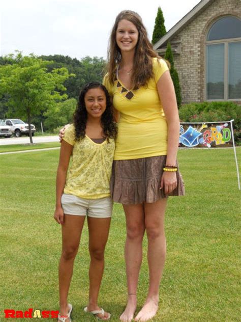 Tall Women And Some Really Tall Women 50 Pics Real Life Problems
