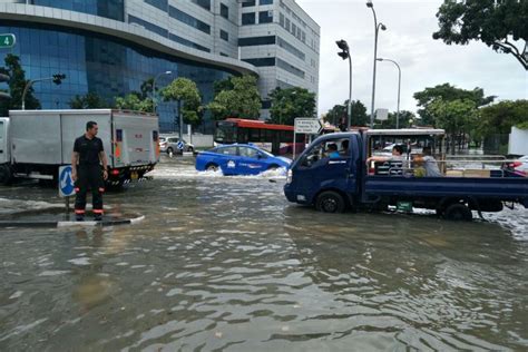 I am sure you would have seen numerous articles on the ponding situation that transpired on monday. Heavy rains cause flash floods in Singapore, News - AsiaOne