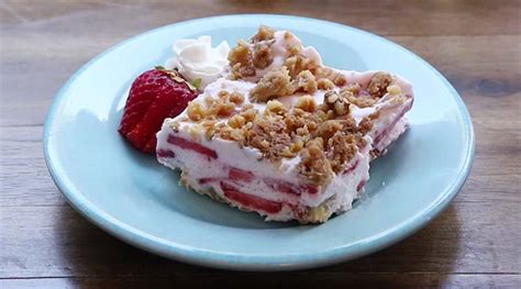 Frosty Strawberry Squares ~ Awesome Desserts 247