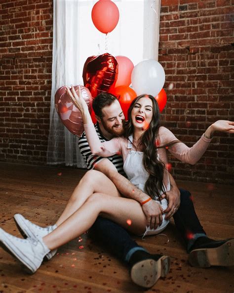 Couple Photoshoot Ideas Happiness Couplepic Coupleswholift Coupleselfie In 2020 Couples