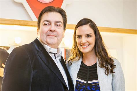 No 'domingão do faustão' deste domingo (30), o pai de joão guilherme investiu na peça da grife givenchy. F5 - Celebridades - Esposa de Faustão usa tênis estampado ...