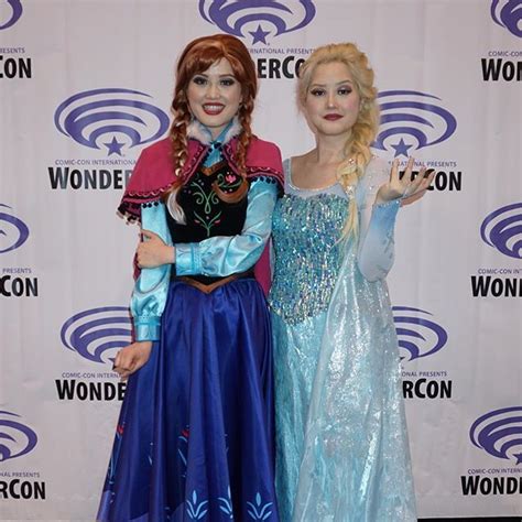 Anna And Elsa Frozen Cosplay Wondercon Frozen Cosplay Disney Cosplay Elsa Frozen Disney