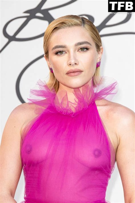Florence Pugh Shows Off Her Nude Tits At The Valentino Haute Couture