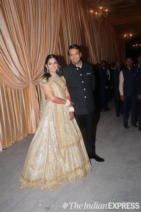 The newlywed bride looked stunning. Isha Ambani glows in gorgeous lehenga by Italian designer ...