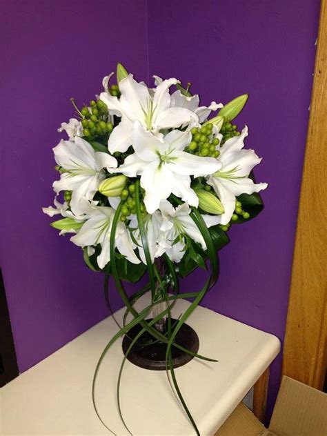 This bulk pack includes 40 stems of oriental lilies, perfect for businesses, restaurants, hotels, banquet halls, reception areas, doctor's offices, event planners, decorators, caterers and fundraising. white oriental lilies wedding bouquet with green hypericum ...