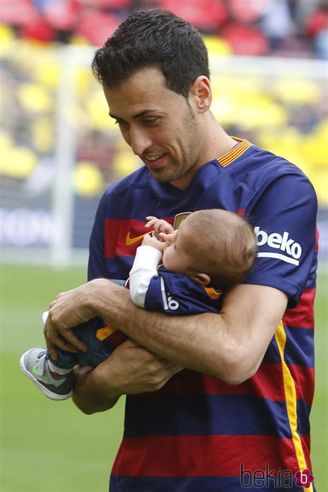 Date of birth further information. Sergio Busquets con su hijo Enzo en brazos en el Camp Nou ...