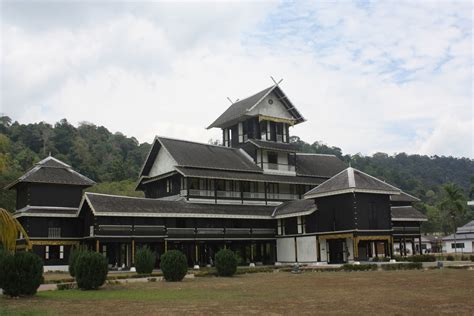 Он был построен и завершен в 1932 году. jalanjalan: Istana Lama Seri Menanti, Negeri Sembilan
